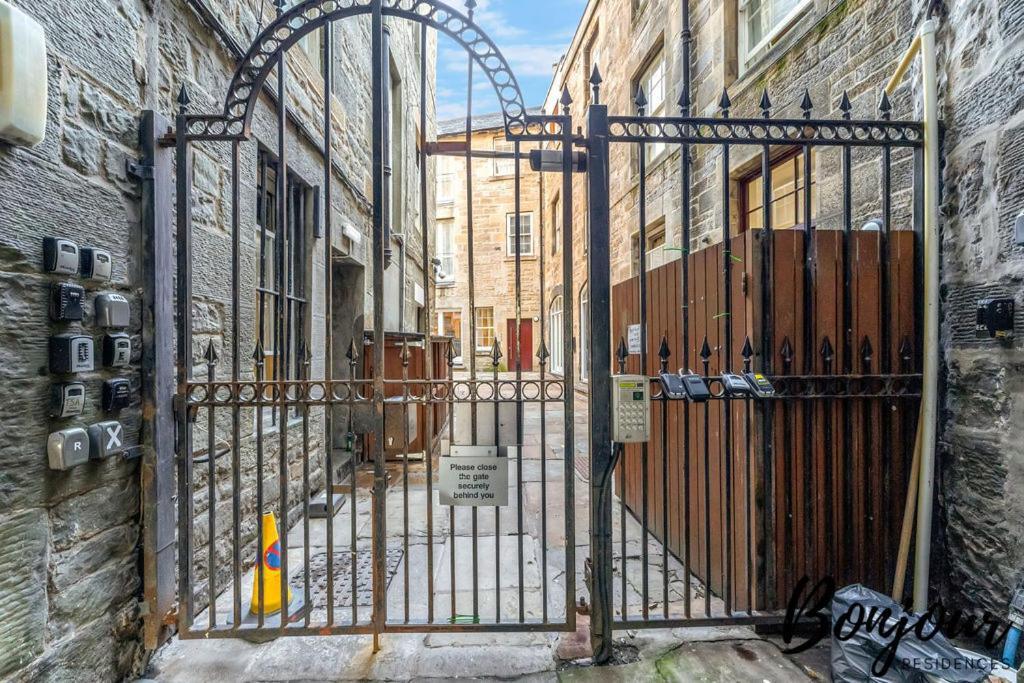 Spacious 2Br-1Ba - Grassmarket - Free Parking By Bonjour Residences Edinburgh Kültér fotó